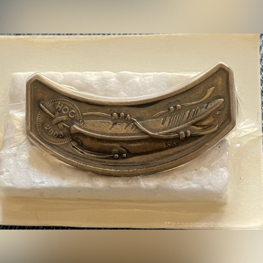 HOG 2005 feather pin. Color bronze.